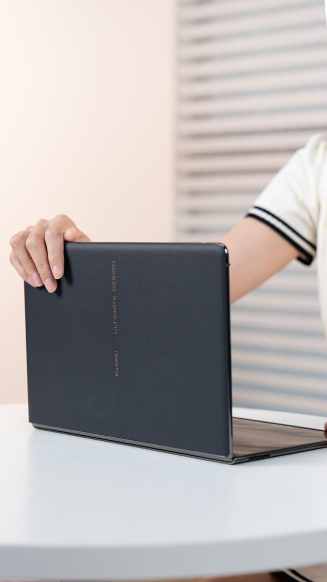 全球首款鸿蒙折叠电脑——MateBook Fold非凡大师。
