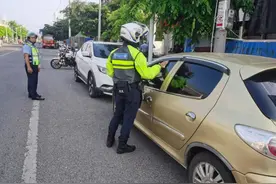 临高交警坚持教育与处罚相结合，整治违停再发力图片