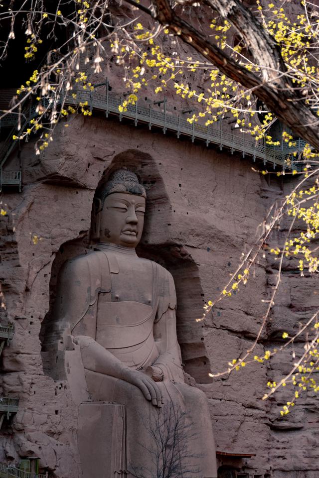 积石山深处：在黄河的“天梯”上，遇见一场千年的石窟迷局