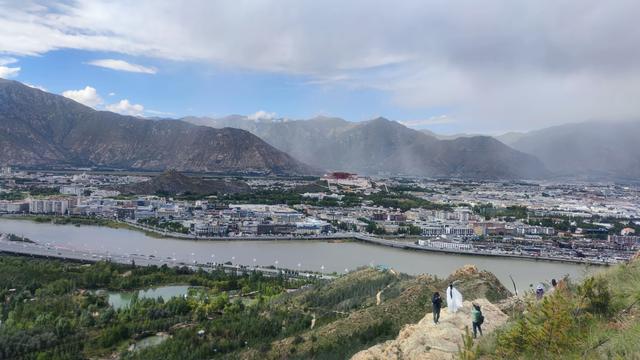 爬拉萨南山公园