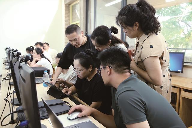 AI赋能紫砂技艺创新 产改激活产业活力——首届无锡市AIGC人工智能 陶瓷设计大赛在宜兴圆满落幕