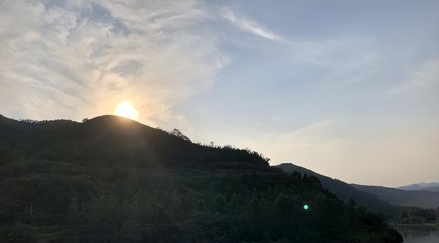 伊朗一对情侣，躲进谷仓中拥吻，被人发现时，已经吻了2800年