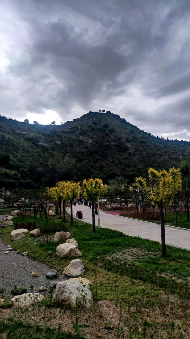 拉萨药王山北面团结公园，今年新竣工开放，雨中漫步眺望布达拉宫