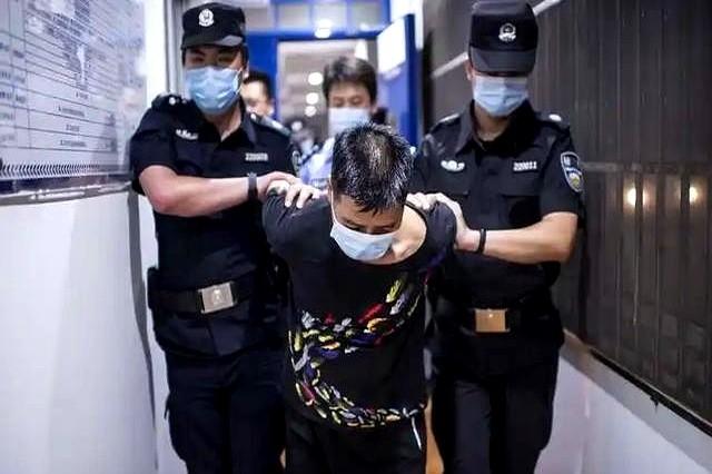 殴打孕妇的两男子社会性死亡了：工作曝光，前途没了，人生也毁了