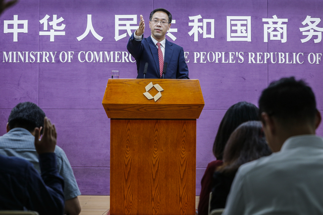 全面反华？卡尼正式通知中国：加征25％关税，中企必须卷铺盖走人