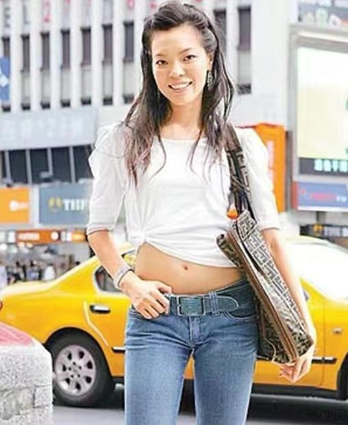 恩爱了17年，75岁的郭台铭开始衰老萎缩，51岁的曾馨莹仍娇艳如花