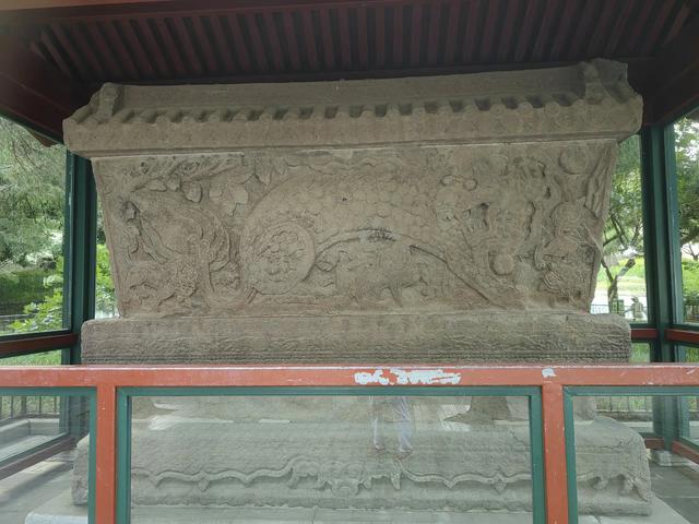 北京北海公园：都有哪些景点，绕湖走一圈看看。