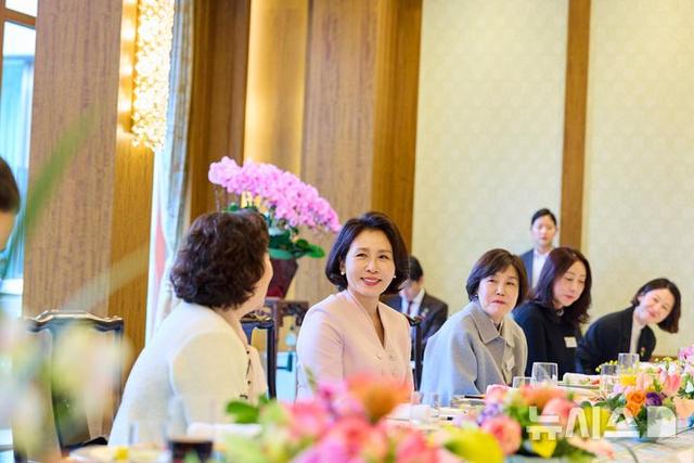 韩国第一夫人在北京钓鱼台美翻！穿粉色小套装身材太好，不像59岁