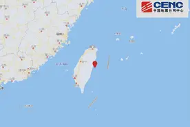 台湾地震5层楼整栋倾斜，豪宅顶楼泳池变瀑布图片