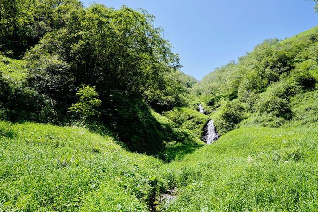 长白山南坡，地处中朝边界，是看天池的绝佳地段，每年仅开放数月