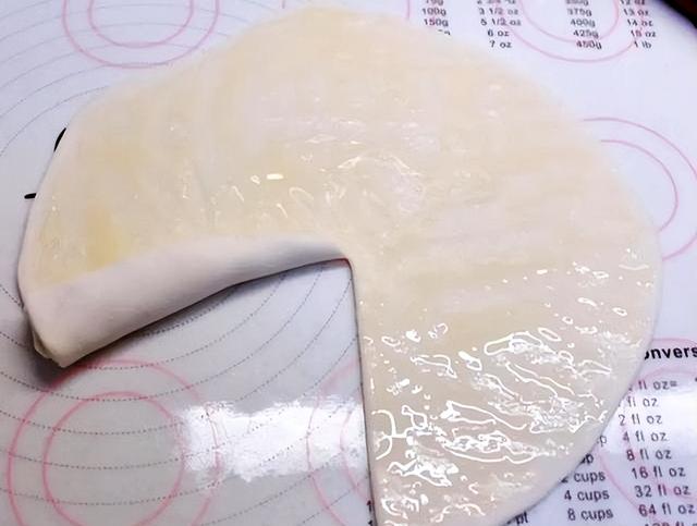 怎么烙饼不硬？教你一招，多加1料，油饼又软又多层，好吃不发硬
