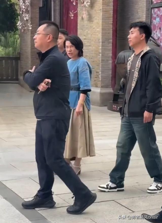 71岁董明珠现身武汉，半身裙小皮鞋打扮洋气, 与小朋友贴贴好有爱