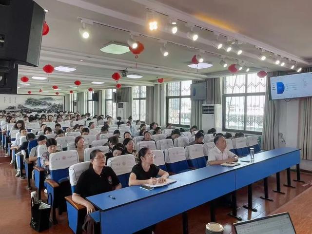 邓州市城区一小举行人工智能主题培训活动