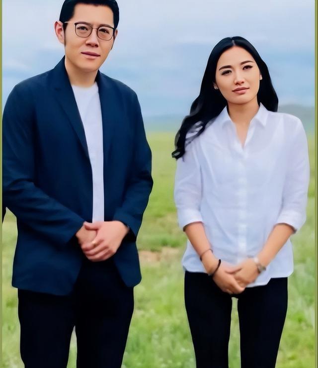 不丹佩玛王后置装费逐年上涨，披四爪龙披肩，拎爱马仕穿贝嫂高定