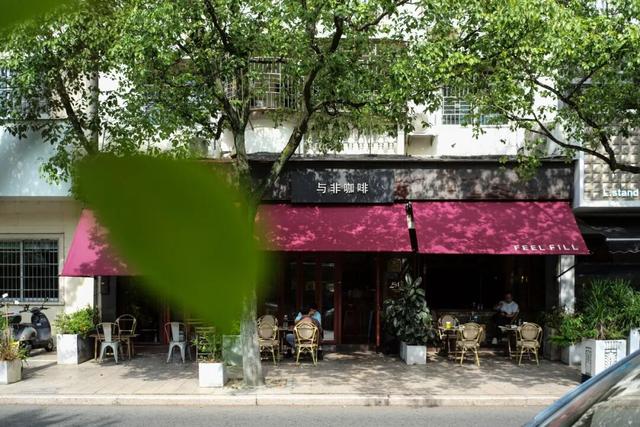 不走寻常路的国际化县城，关心一日三餐，更关心咖啡和汇率