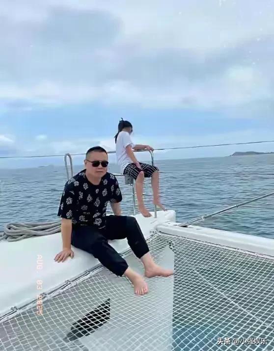 岳云鹏全家度假照曝光！日子越过越滋润，画面太温馨