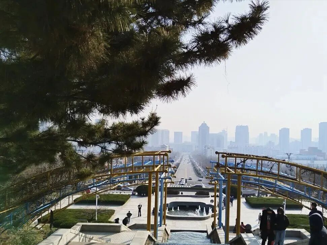 烟台人心中的“吉祥山”，山顶的凤凰阁开放了