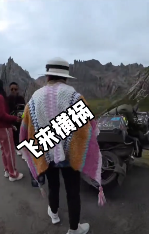 大妈旅行弄坏别人摩托车，不愿赔钱，车主太倒霉