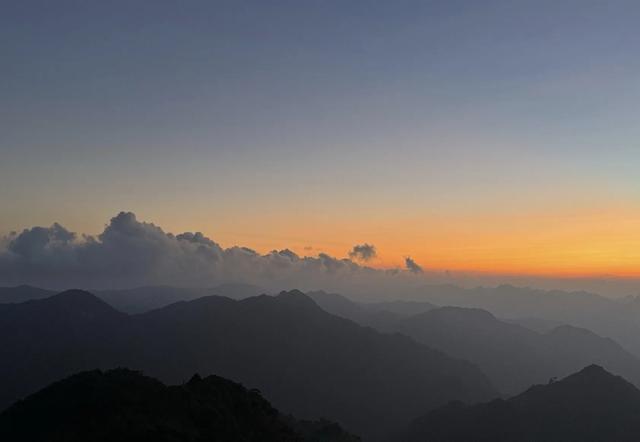又称人间小张家界，莽山的五指峰。原因是这是一座“不用爬的山”