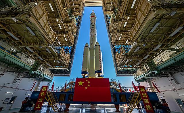 撞击神舟二十真凶锁定，太空出现大量不速之客，推迟返回有危险吗