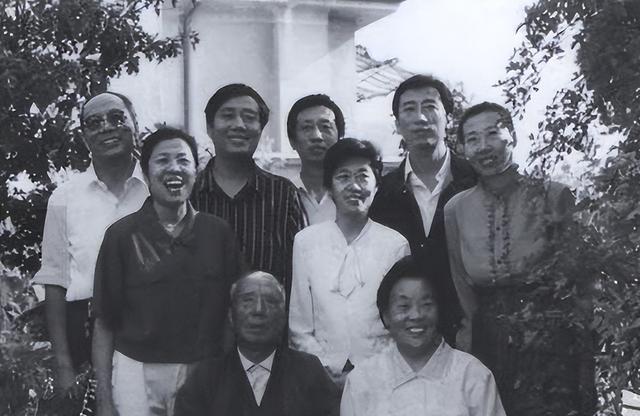 1970年老人去部队看儿子被哨兵拦下，老人：让你们师长跑步来见我