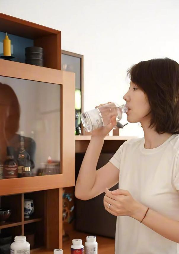 私生活混乱？遭央视“开除”？被传与小尼结婚的她，现状究竟如何