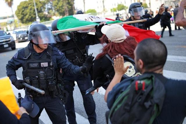 美国执法局特工撞车拖拽女子，拘禁数小时未起诉，执法程序遭质疑