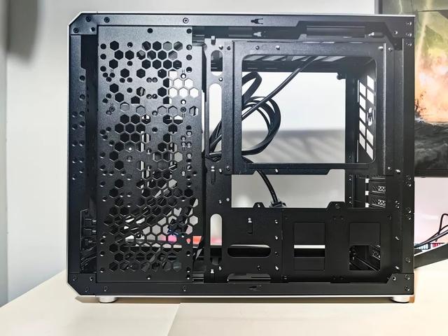 实用小机箱，便携还能装！机械大师C34Pro+Z890吹雪+9070XT装机