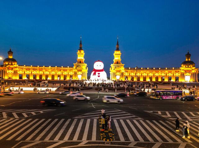 顶流归来！哈尔滨群力音乐公园大雪人引客打卡