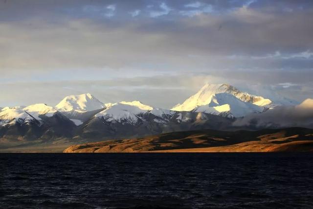 西藏绝美四季：从林芝桃花到阿里湖泊，每一眼都震撼心灵