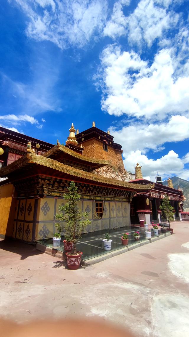 两登拉萨色拉寺后山，上升600米，山顶海拔4200米，经幡飘扬