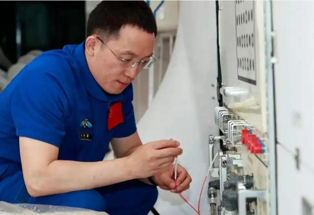 张洪章：从农村集市“守摊娃”到飞天英雄，他和妻子有个约定