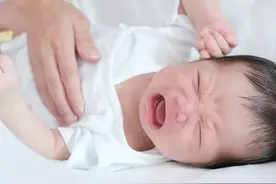 惊险呀！宝宝出生第一天就遭罪了，想想真心疼图片