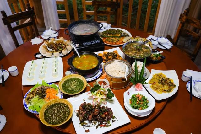 腾冲银杏季｜4天5夜黄金攻略，把金黄、温泉、烟火全打包～