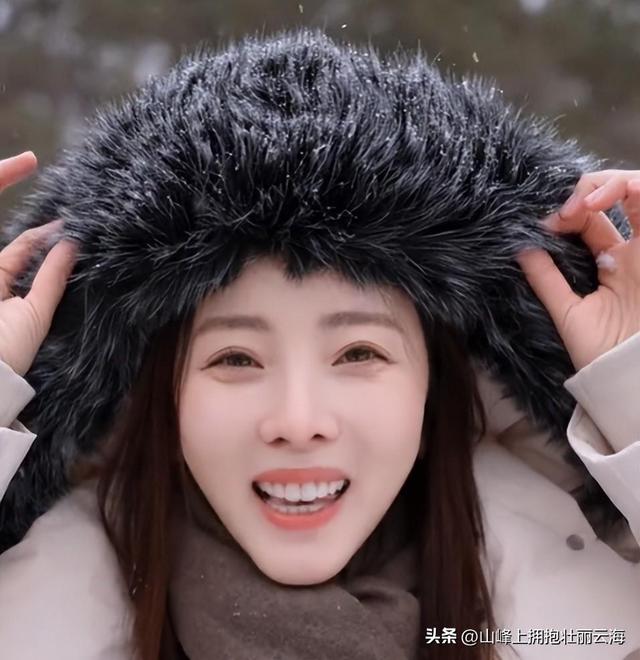 39岁李思思北京豪宅玩雪，坐铁锹上丈夫在前面拉，近照眼袋明显