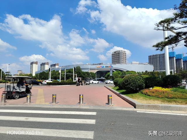 信华建国酒店和新城吾悦广场，如同商丘市中心城区的两颗璀璨明星