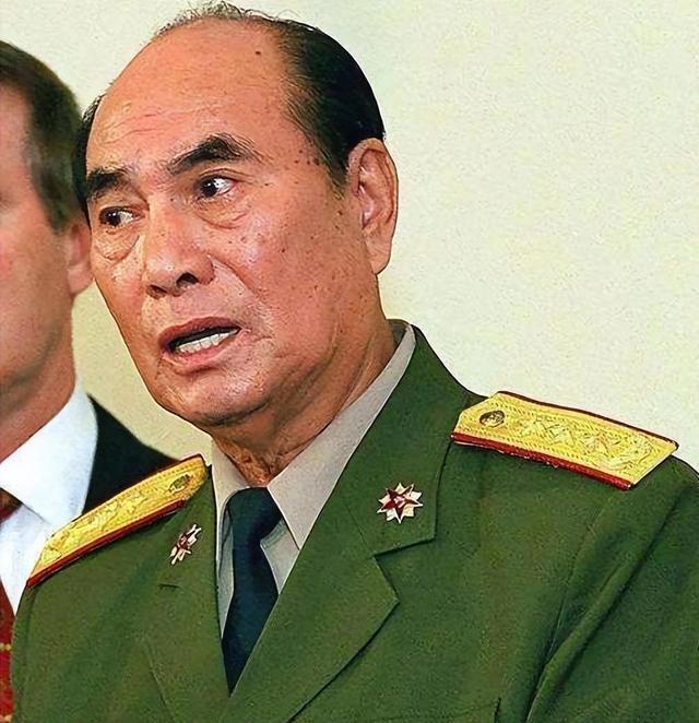 他是中央军委原副主席，55年被授少校军衔，93年又被提拔为上将