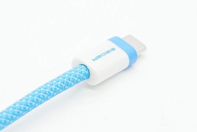 兼顾240W快充和40Gbps高速传输，异泽磁吸编织数据线拆解