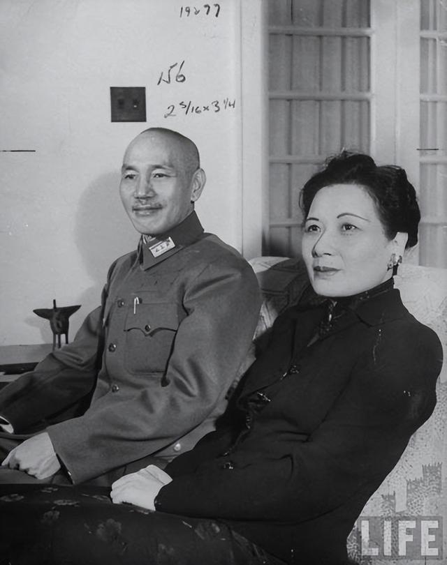 蒋介石临终前告诉蒋经国：我这一生只敬佩一人，畏惧两人!