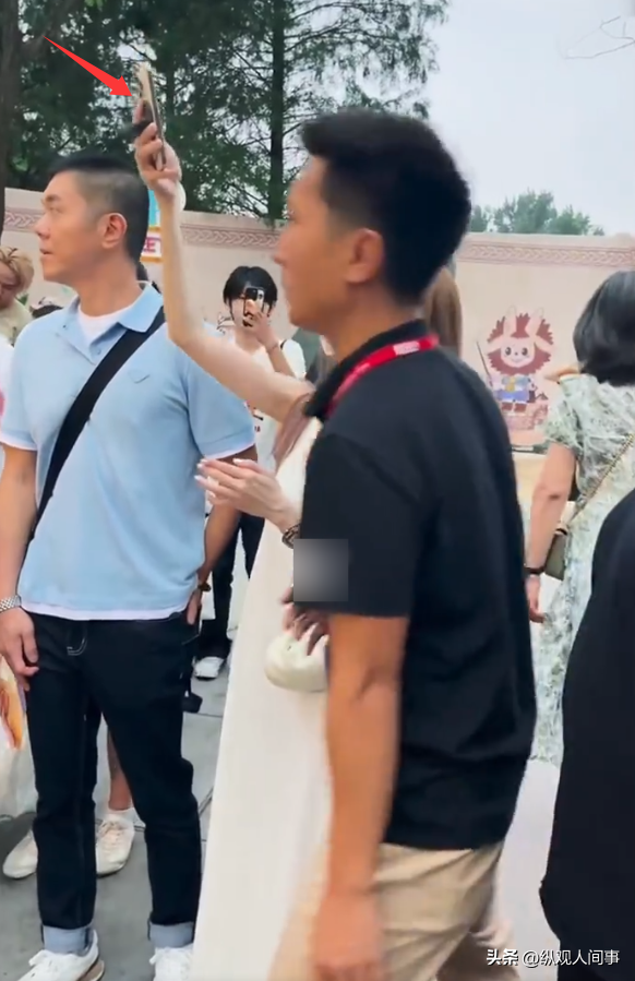 北京偶遇王心凌，身材矮小、皮肤白嫩，路人小孩看到后表情亮了