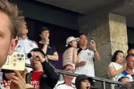 刘强东马云现身欧洲杯，50岁东哥这次赢了，娇妻贴身相伴好幸福图片