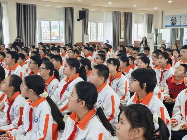 老科学家空降广元东城实验中学，科普讲座燃爆科学热情