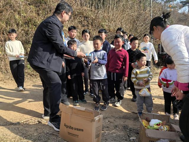 登山揽胜强体魄 文明同行护青山——桐柏县城郊乡冬季登山暨文明旅游实践活动圆满举行