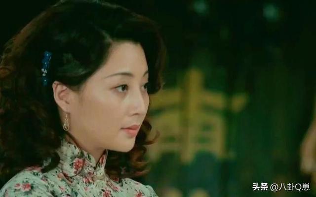 她是演员中的富婆，豪车多的开不过来，如今45岁却像年龄少女