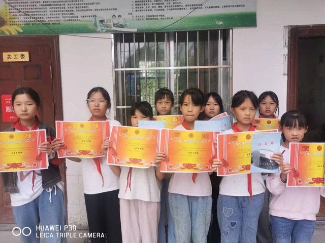 泸溪县兴隆场小学：“阳光润心，快乐成长”心理健康手抄报展示