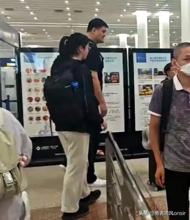 姚明和女儿机场被偶遇, 15岁姚沁蕾身高达1米9, 父女俩人群中像巨人