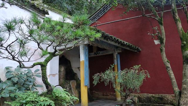 云南千年古寺，矗立深山，有唐代禅杖，元代石碑，千手观音