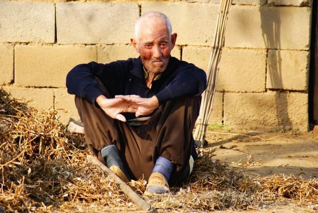 99年的网吧包厢，女同学突然凑过来，说：教我玩个刺激的游戏