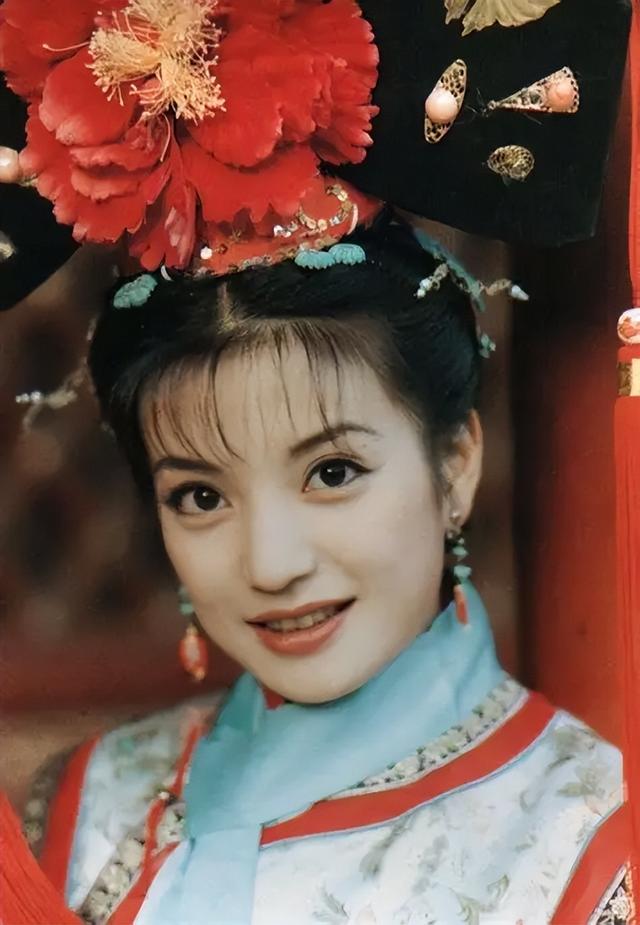 拔出萝卜带出泥！49岁赵薇近况被曝	，原来圈内封杀只是冰山一角