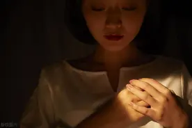 我新交了一个女朋友，她今年23岁，却发现了不能说的秘密图片